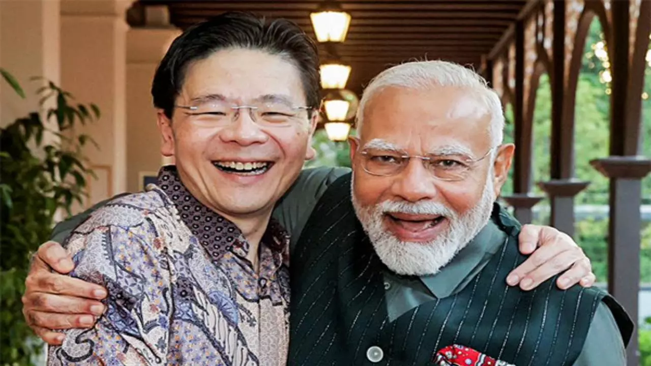 दुनिया में सिंगापुर के प्रधानमंत्री और मंत्रियों को मिलती सबसे ज्यादा सैलरी, अब बढ़ोतरी भी की, भारत के PM और मंत्रियों से कितनी ज्यादा?