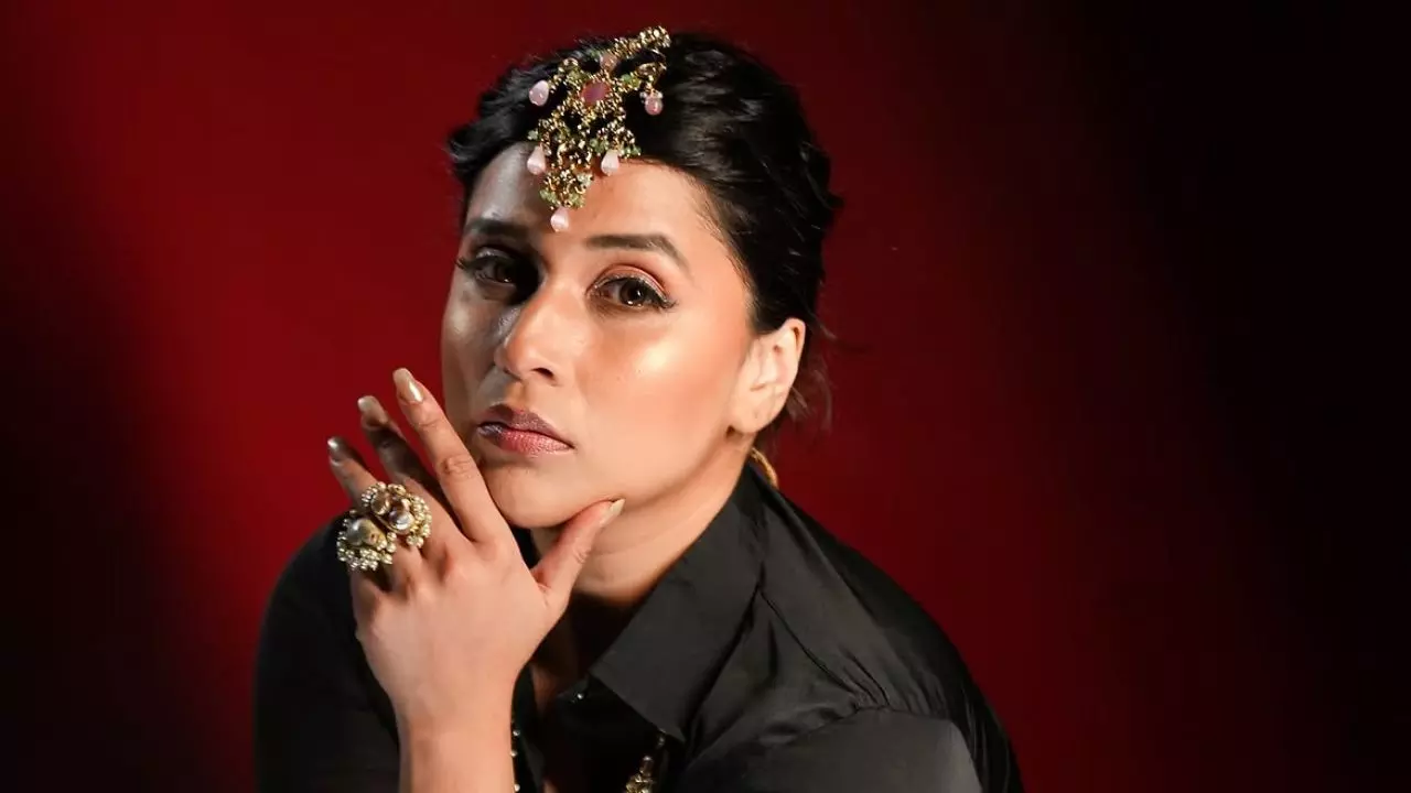 Mannara Chopra की गलत पार्किंग पर भड़का शख्स, पंचर करने की देने लगा धमकी, VIDEO VIRAL