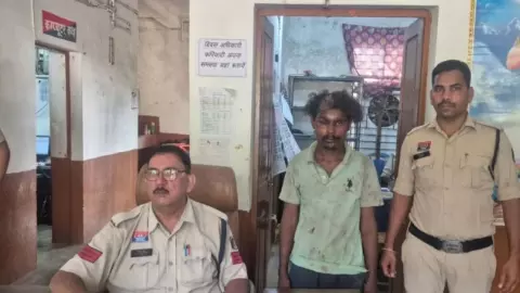 Bilaspur: भाभी को लेकर घर से भागा देवर, लौटते ही मचा खूनी खेल; 2 साल की भतीजी को जलते चूल्हे में डालने का आरोप Bilaspur: भाभी को लेकर घर से भागा देवर, लौटते ही मचा खूनी खेल; 2 साल की भतीजी को जलते चूल्हे में डालने का आरोप