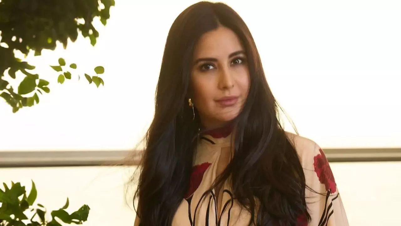 Katrina Kaif ग्लोइंग स्किन के लिए चेहरे पर लगाती हैं ये 2 चीजें, जानें इनके फायदे और कैसे करें यूज