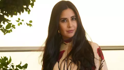 Katrina Kaif ग्लोइंग स्किन के लिए चेहरे पर लगाती हैं ये 2 चीजें, जानें इनके फायदे और कैसे करें यूज Katrina Kaif ग्लोइंग स्किन के लिए चेहरे पर लगाती हैं ये 2 चीजें, जानें इनके फायदे और कैसे करें यूज
