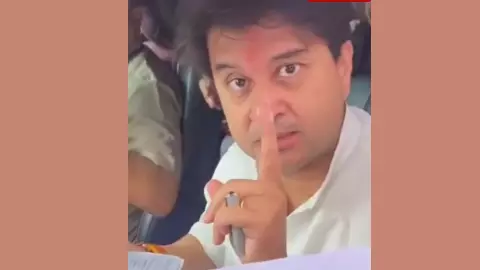 VIDEO: सड़क नहीं बनी तो हम वोट नहीं देंगे, गुना में ये सुनते ही तिलमिला उठे सिंधिया! बोले- ये भाषा मेरे साथ नहीं... लगाई फटकार VIDEO: सड़क नहीं बनी तो हम वोट नहीं देंगे, गुना में ये सुनते ही तिलमिला उठे सिंधिया! बोले- ये भाषा मेरे साथ नहीं... लगाई फटकार