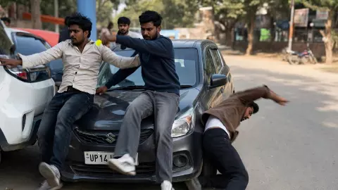 ग्रेटर नोएडा में हिट एंड रन का मामला, तेज रफ्तार कार ने 4-5 छात्रों को मारी टक्कर, VIDEO