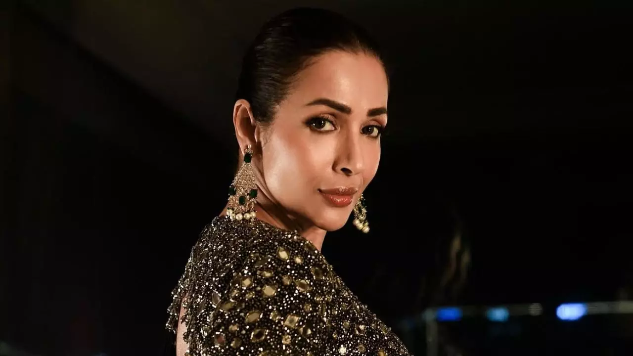 52 साल की उम्र में कैसे इतनी ग्लोइंग है Malaika Arora की स्किन, चेहरे पर लगाती हैं ये 4 चीजें, जानें इनके फायदे और कैसे करें यूज