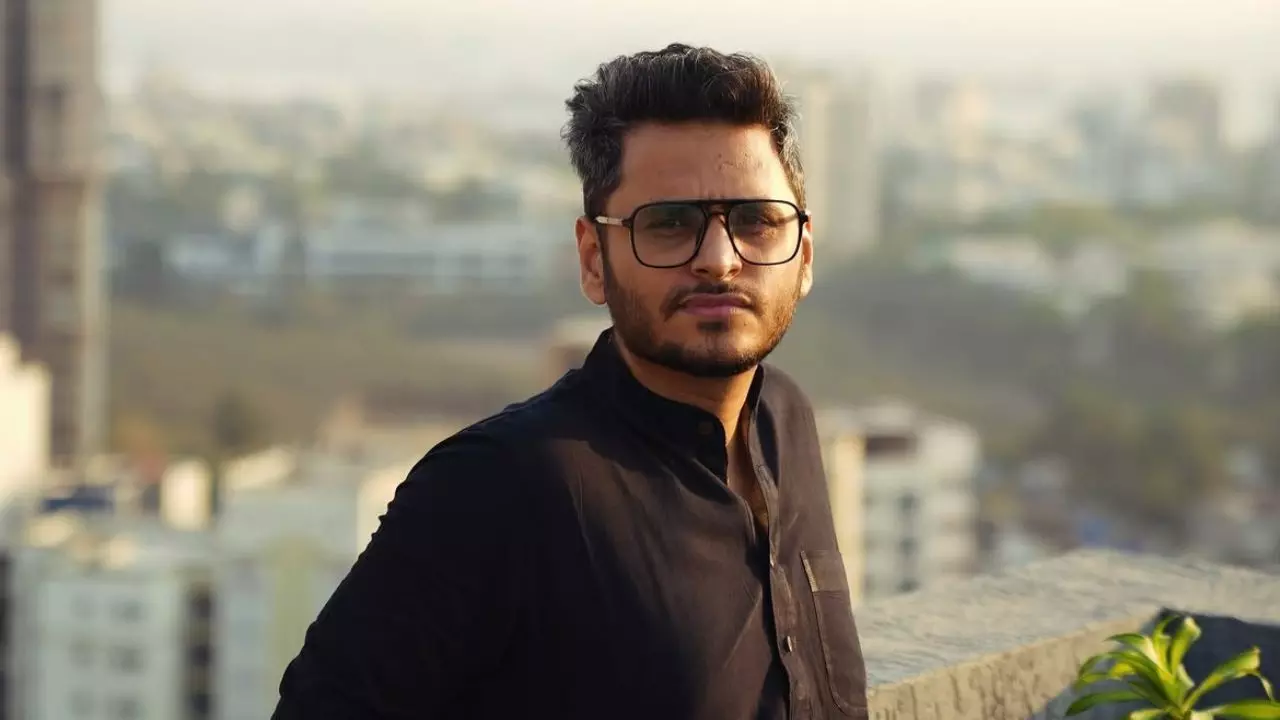 सबका बिहार एक ही बिहार नहीं है... कौन हैं Neeraj Pandey, जिन्होंने मैथिली ठाकुर को दिया जवाब, क्या बोली थीं बीजेपी विधायक?