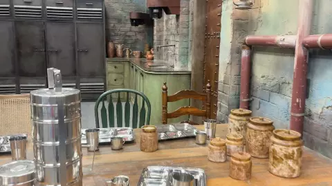 Rise And Fall 2 House Tour: लोहे का बेड, पुराना टिफिन और टूटी दीवारें, कुछ ऐसा है वर्कर्स एरिया, VIDEO
