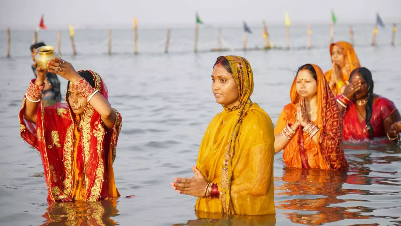 Chhath Puja 2026: इस दिन से शुरू होगा छठ का महापर्व, जानें 4 दिन क्या होता है, इन दिनों में न करें ये गलतियां