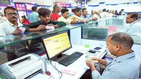 28 सितंबर से बैंक बंद होने की थी तैयारी, फिर रात में ऐसा क्या हुआ कि टल गई तीन दिन की हड़ताल, जानें पूरा मामला 28 सितंबर से बैंक बंद होने की थी तैयारी, फिर रात में ऐसा क्या हुआ कि टल गई तीन दिन की हड़ताल, जानें पूरा मामला