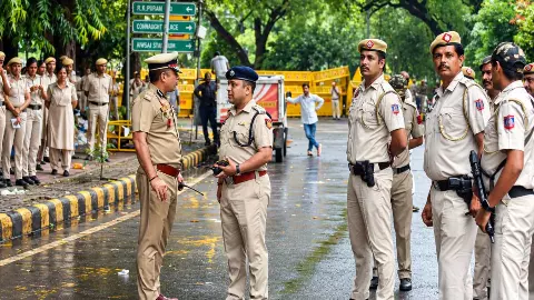 शर्ट के बटन में कैमरा, कस्टमाइज फोन और कान में Bluetooth, दिल्ली में कैसे हुआ 6 साल पुराने एग्जाम चीटिंग रैकेट का भंडाफोड़?
