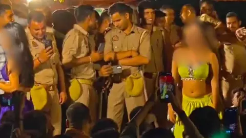 ड्यूटी पर तैनात पुलिसकर्मी जब भोजपुरी गाने पर महिला डांसरों का नाच देखने में हो गए मदमस्त! वाराणसी के Video Viral ने मचाया हंगामा