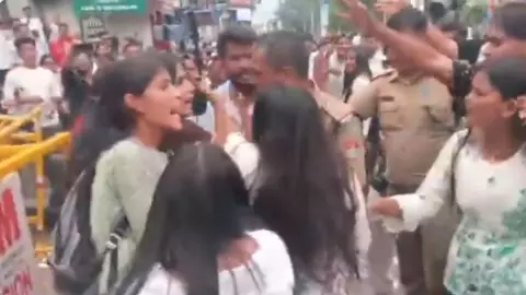 VIDEO: हल्द्वानी में छात्रसंघ चुनाव में छात्राओं के बीच खूब चले लात-घूंसे- ABVP या NSUI जानिए किसका कहां दबदबा VIDEO: हल्द्वानी में छात्रसंघ चुनाव में छात्राओं के बीच खूब चले लात-घूंसे- ABVP या NSUI जानिए किसका कहां दबदबा