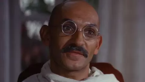 44 साल पहले आई Gandhi फिल्म ने मचाई थी तबाही, जीते थे 8 ऑस्कर, कौन हैं बेन किंग्सले, जो बने थे गांधी, भारत से है खास कनेक्शन