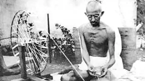 चरखे से ही आई आजादी, क्या थी गांधी की Economic Tactics, जिससे जुड़ते गए लोग, अंग्रेजों को कहां मारी थी गहरी चोट