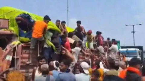 ड्राई स्टेट में ड्राई डे के दिन शराब की लूट! बिहार में सड़क पर पलटा ट्रक तो बोतलें उठाने के लिए मची भगदड़- देखिए VIDEO ड्राई स्टेट में ड्राई डे के दिन शराब की लूट! बिहार में सड़क पर पलटा ट्रक तो बोतलें उठाने के लिए मची भगदड़- देखिए VIDEO