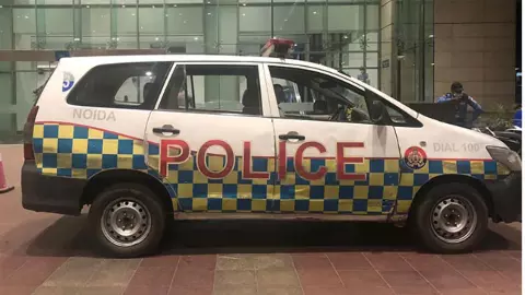 हूटर बजाती कार का वीडियो बनाना पड़ा भारी? नोएडा में महिला पत्रकार से बदसलूकी, चाबी छीनी और गला दबाने का आरोप हूटर बजाती कार का वीडियो बनाना पड़ा भारी? नोएडा में महिला पत्रकार से बदसलूकी, चाबी छीनी और गला दबाने का आरोप