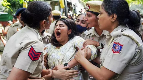 पुलिस के लिए अनिवार्य हो बॉडीकैम... आखिर क्यों और कहां उठाई गई ये मांग, क्यों पड़ी इसकी जरूरत? पुलिस के लिए अनिवार्य हो बॉडीकैम... आखिर क्यों और कहां उठाई गई ये मांग, क्यों पड़ी इसकी जरूरत?