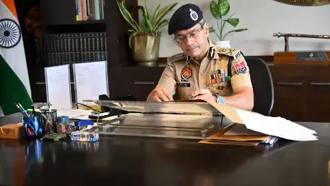 कौन हैं गौरव यादव? हाईकोर्ट के दबाव के बाद पंजाब को मिला परमानेंट DGP, कर्नल के बेटे ने जौनपुर से चंडीगढ़ तक कैसे तय किया सफर कौन हैं गौरव यादव? हाईकोर्ट के दबाव के बाद पंजाब को मिला परमानेंट DGP, कर्नल के बेटे ने जौनपुर से चंडीगढ़ तक कैसे तय किया सफर