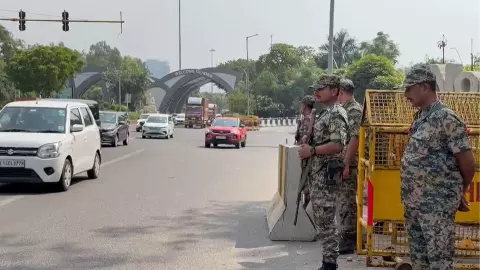 Delhi Protest Alert: Heavy Security at Chilla Border, BSF Personnel Deployed Delhi Protest Alert: Heavy Security at Chilla Border, BSF Personnel Deployed