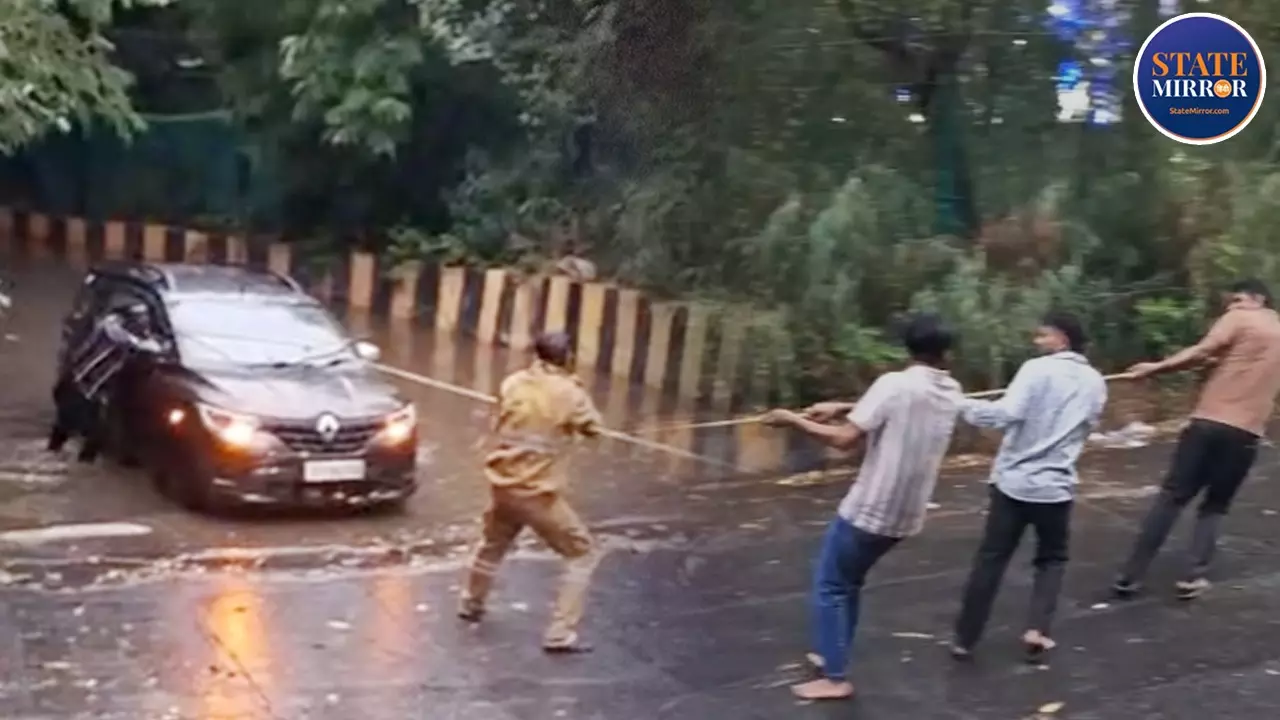 नोएडा के सेक्टर-95 अंडरपास में 5 फीट पानी में फंसी कार, शीशा तोड़कर बाहर निकले लोग, टला बड़ा हादसा
