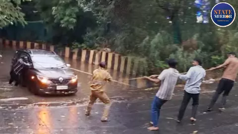 नोएडा के सेक्टर-95 अंडरपास में 5 फीट पानी में फंसी कार, शीशा तोड़कर बाहर निकले लोग, टला बड़ा हादसा