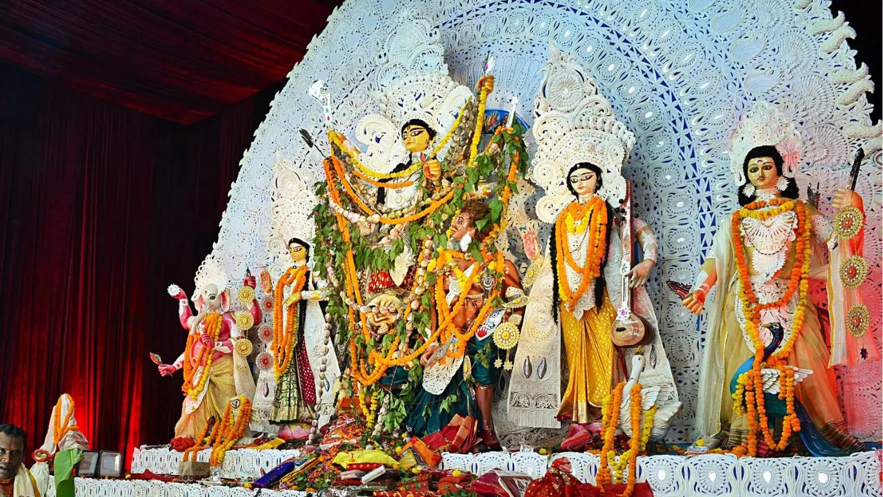 CR पार्क के अलावा दुर्गा पूजा पर कहां जाएं? दिल्ली के इन पंडालों में दिखेगी कोलकाता जैसी रौनक, धुनुची नाच का लें मजा