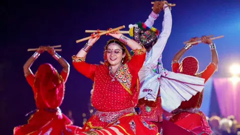 नवरात्रि में गरबा खेलते समय न करें ये गलतियां, बिगड़ सकती है तबियत, जानें क्यों इस दौरान बढ़ जाती है दिल की धड़कन नवरात्रि में गरबा खेलते समय न करें ये गलतियां, बिगड़ सकती है तबियत, जानें क्यों इस दौरान बढ़ जाती है दिल की धड़कन