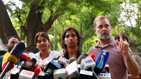 एक को किया बहरा तो दूसरी हुई मार-मारकर खून से लथपथ, राहुल गांधी ने एक बार फिर दिए दिल्ली पुलिस की बर्बरता के सबूत एक को किया बहरा तो दूसरी हुई मार-मारकर खून से लथपथ, राहुल गांधी ने एक बार फिर दिए दिल्ली पुलिस की बर्बरता के सबूत