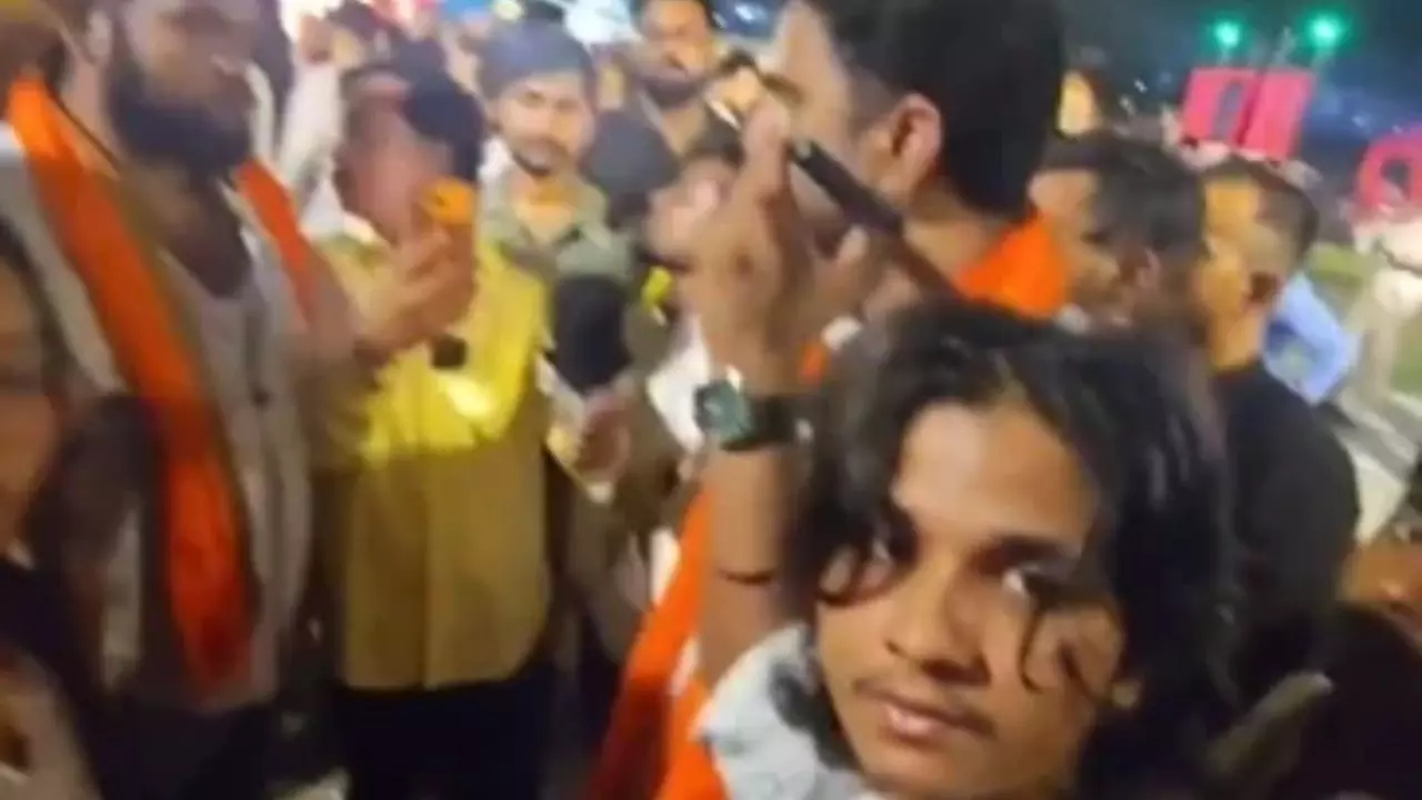 तुम्हारे बेटी नफीज के साथ, झारखंड में मुस्लिम दोस्त के साथ डांडिया खेल रही थी लड़की, हिंदू संगठन ने काटा बवाल, मंत्री बोले- ये UP नहीं...