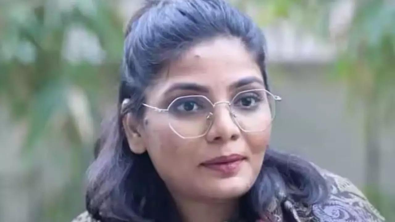 VIDEO: मैं कोई कॉल गsर्ल नहीं हूं, किस बात पर भड़कीं नेहा सिंह राठौर? लगाया फोन तो चैनल ने मांगी माफी तो बोलीं- कोर्ट में मिलो