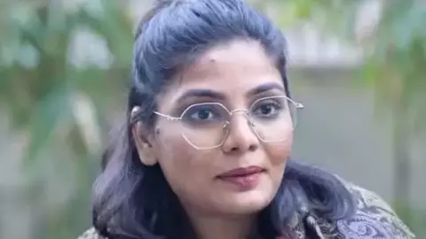 VIDEO: मैं कोई कॉल गsर्ल नहीं हूं, किस बात पर भड़कीं नेहा सिंह राठौर? लगाया फोन तो चैनल ने मांगी माफी तो बोलीं- कोर्ट में मिलो VIDEO: मैं कोई कॉल गsर्ल नहीं हूं, किस बात पर भड़कीं नेहा सिंह राठौर? लगाया फोन तो चैनल ने मांगी माफी तो बोलीं- कोर्ट में मिलो