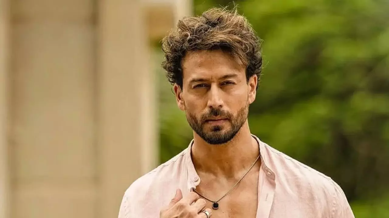 मुंबई के जुहू में Tiger Shroff पर गोलीबारी, ड्राइवर घायल, पुलिस ने दी एक्टर को लेकर ये जानकारी- देखिए फायरिंग का VIDEO