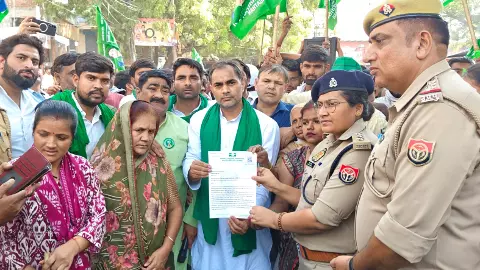 सड़क निर्माण में लापरवाही का आरोप, किसानों ने विधायक पंकज सिंह के आवास तक मचाया हंगामा, पुलिस ने रोका, फिर ऐसी बनी बात