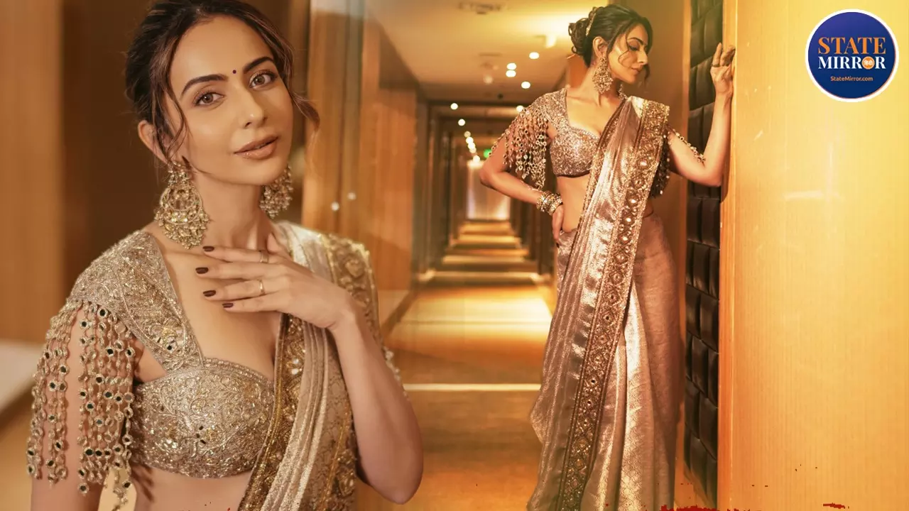 2.75 लाख रुपए की साड़ी पहनकर Rakul Preet Singh ने बिखेरा जलवा, गोल्डन लुक पर टिकी सबकी नजरें