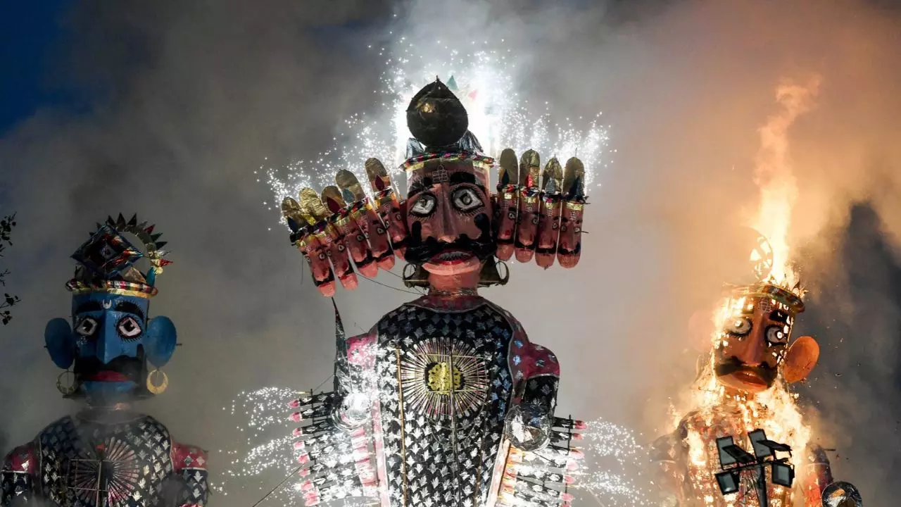 विजयादशमी की 10 खास परंपराएं: रावण दहन से लेकर शस्त्र पूजा और पान खाने तक, जानें महत्व
