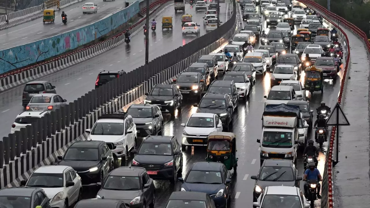 नोएडा में दशहरे पर कई रास्ते बंद, रावण दहन देखने जाने से पहले जान लें ट्रैफिक के नए नियम