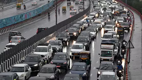 नोएडा में दशहरे पर कई रास्ते बंद, रावण दहन देखने जाने से पहले जान लें ट्रैफिक के नए नियम