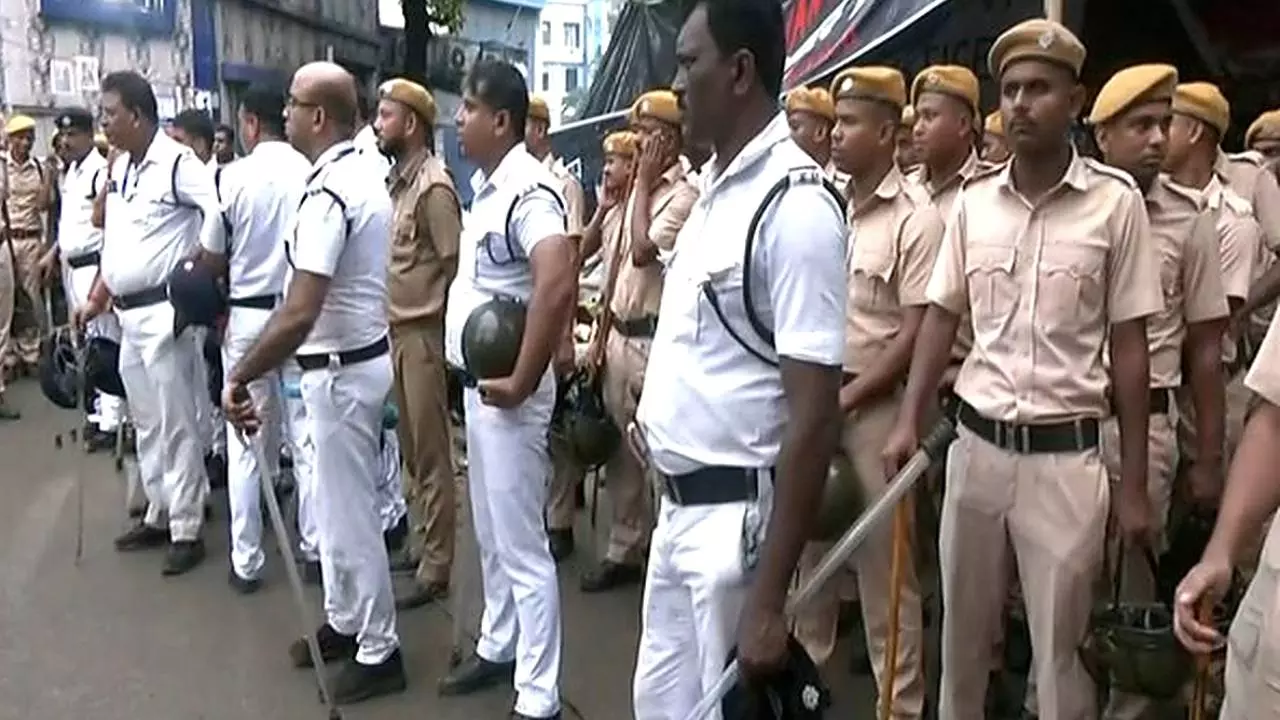 17 साल के लड़के और पिता को नंगा करके कराई परेड, कोलकाता पुलिस ने क्या लिया एक्शन, नाबालिग ने बताई पूरी आपबीती- 10 Points