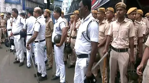 7 साल के लड़के और पिता को नंगा करके कराया परेड, कोलकाता पुलिस ने क्या लिया एक्शन, नाबालिग ने बताई पूरी आपबीती- 10 Points 7 साल के लड़के और पिता को नंगा करके कराया परेड, कोलकाता पुलिस ने क्या लिया एक्शन, नाबालिग ने बताई पूरी आपबीती- 10 Points