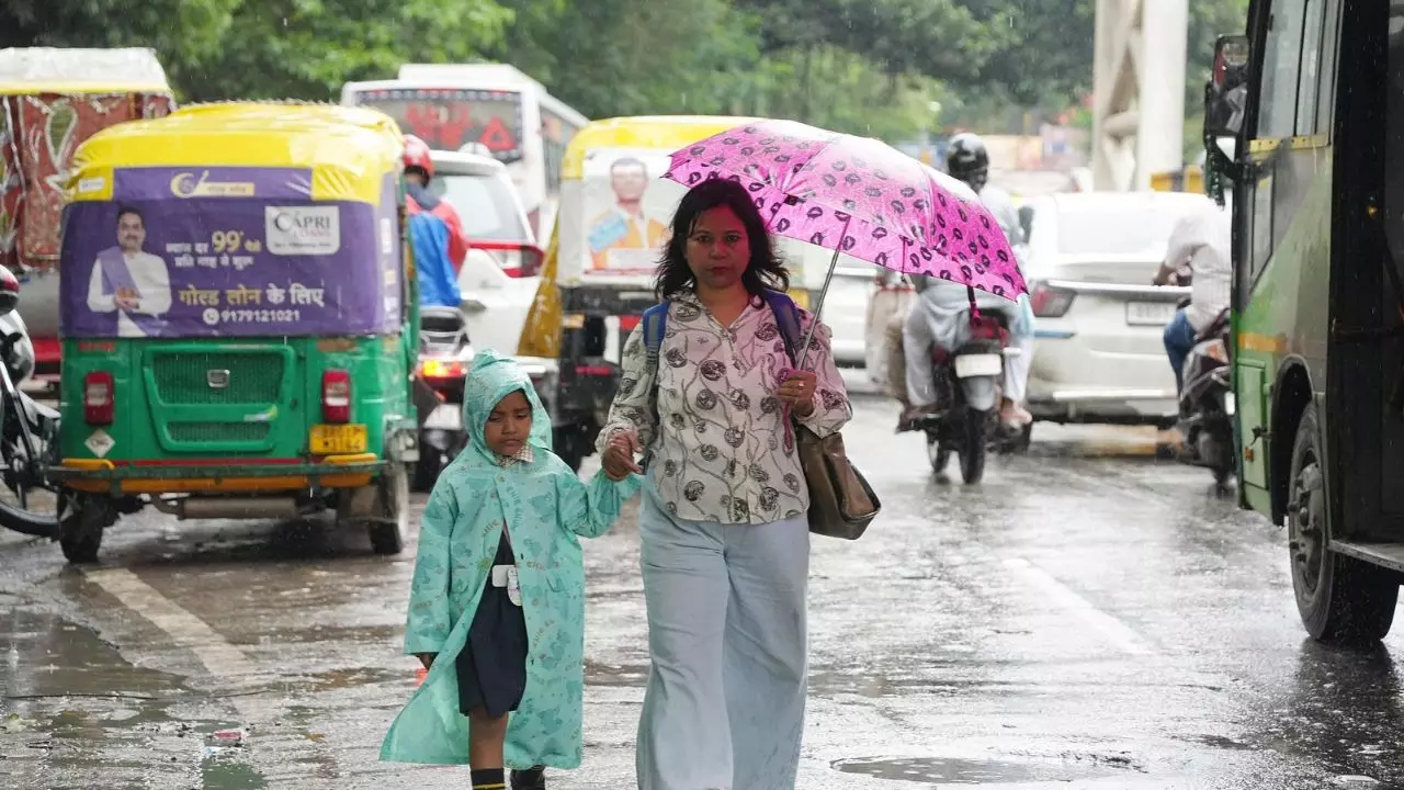 Today Weather: अर्नब कमजोर लेकिन बारिश का कहर बरकरार, दिल्ली से पंजाब तक बरसात, यूपी में 23 जिलों में आंधी का अलर्ट