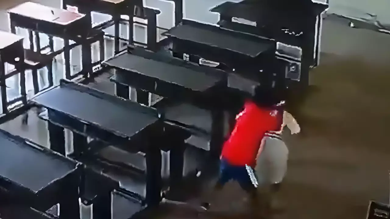 पकड़ा और जमीन पर पटककर मारा-पहले लात फिर ईंट से करता रहा हमला, पंचकूला में क्लास 3 के बच्चे की KG गर्ल से भयंकर क्रूरता