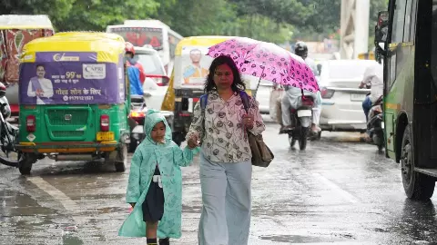 Today Weather: अर्नब कमजोर लेकिन बारिश का कहर बरकरार, दिल्ली से पंजाब तक बरसात, यूपी में 23 जिलों में आंधी का अलर्ट