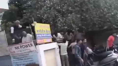 MP के इंदौर के नशा मुक्ति केंद्र में युवक के फांसी लगाने पर मची भगदड़, 70 से ज्यादा मरीज दीवार फांदकर भागे; VIDEO